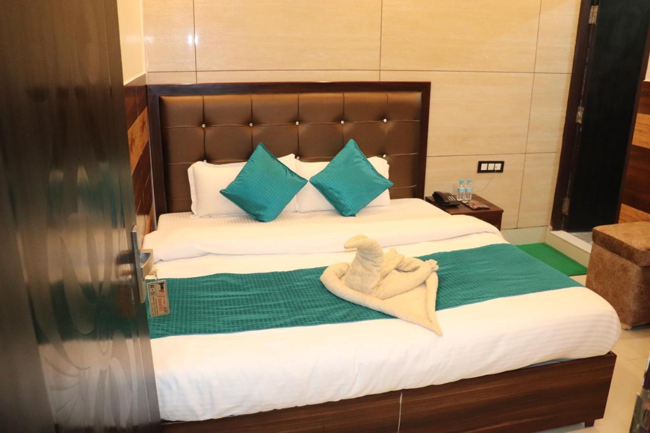Hotel Famous Харидвар Экстерьер фото
